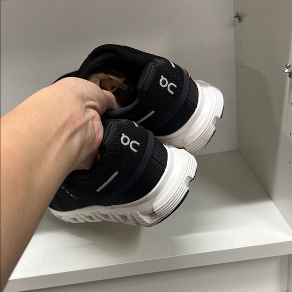 🔥🔥 On Running Black and White Athletic Shoes - Picture 5 of 10